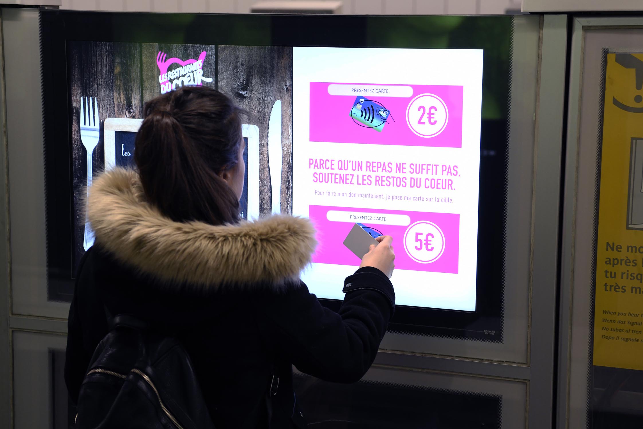 Stimuler le DON SOLIDAIRE en utilisant des écrans digitaux dans le métro